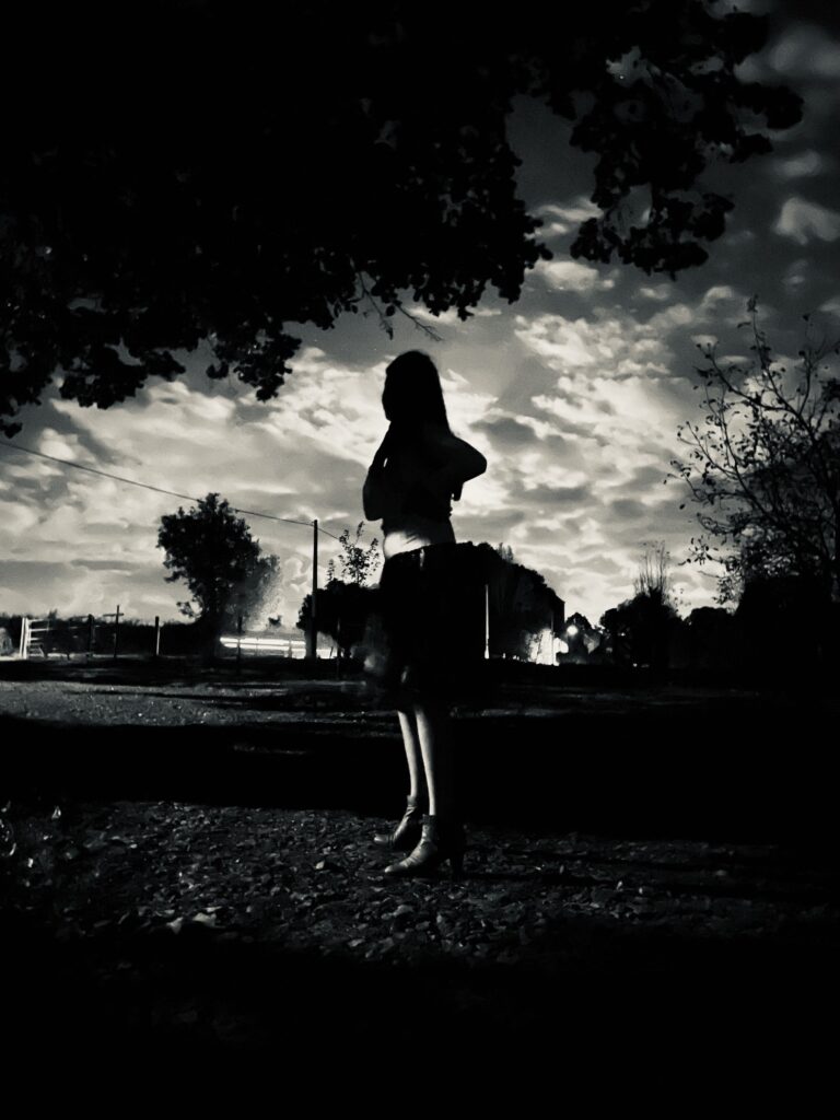 Photo d'une fille vue de côté pendant la nuit.