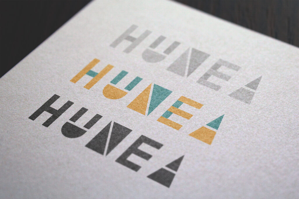 Une conception de variante de logo représentant la marque de nourriture pour cochon d'Inde, HUNEA.