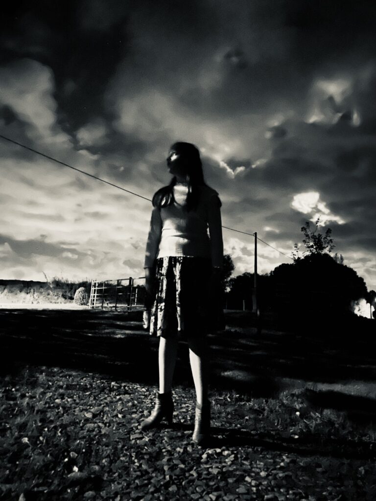 Photo d'une fille vue de face pendant la nuit.