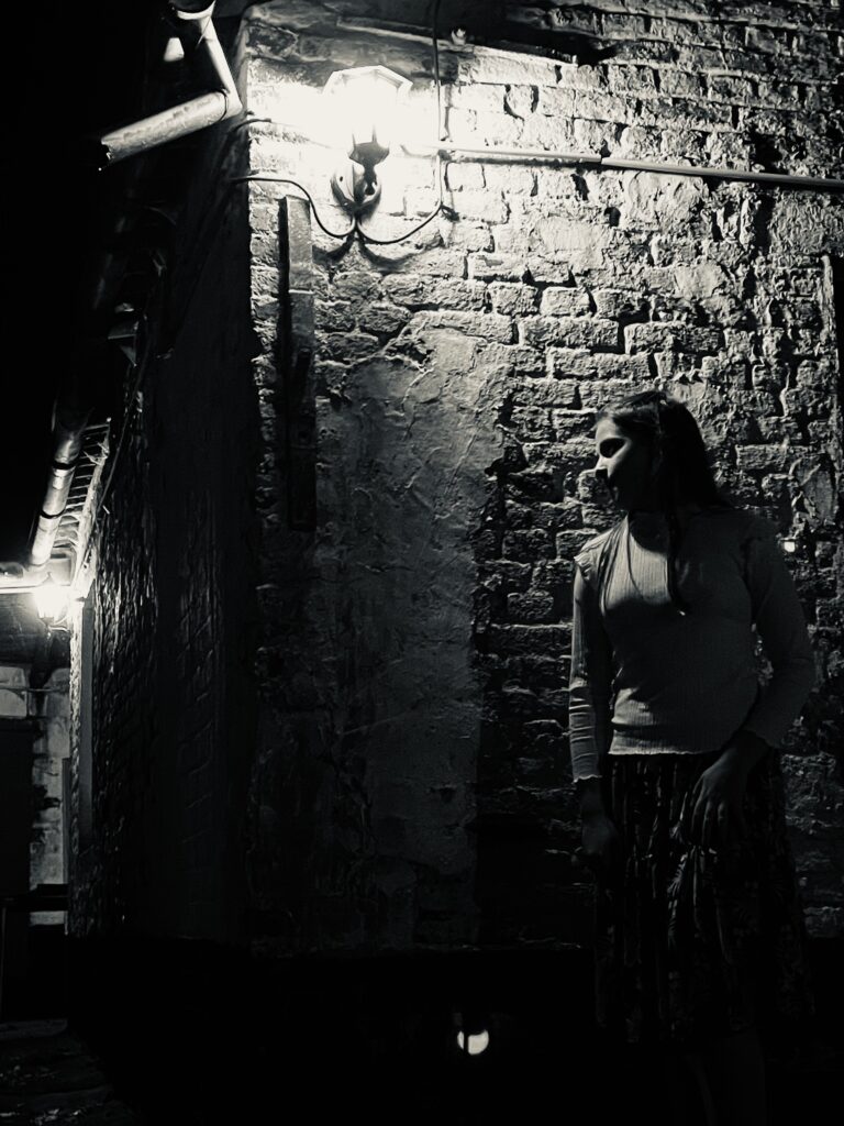 Photo d'une fille vue de face pendant la nuit.